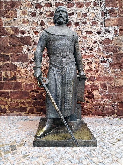 escultura estatua de Don Sancho I exterior muralla y Alcazaba o Castillo de Silves Algarve Portugal