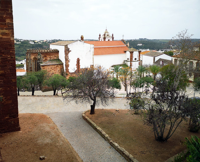 vista lateral y ábside exterior Catedral de Silves Algarve Portugal