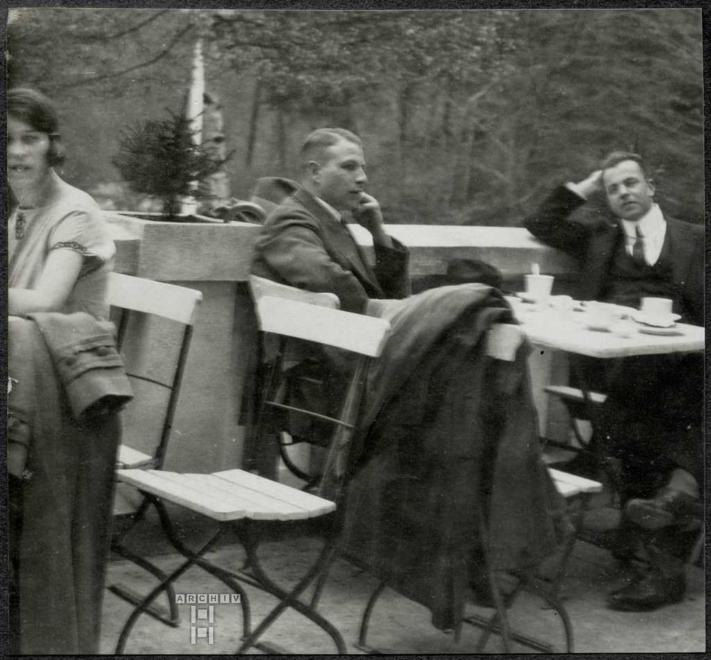 ArchivTappen2AAl2d541 Kommilitonen Cafégarten, Fotoalbum, 1900-1930er