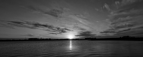 blackwhite sorthvid bw sh landskab landscape view sol sun solnedgang sunset sø fuglsangsø tjørring lake sky himmel cloud