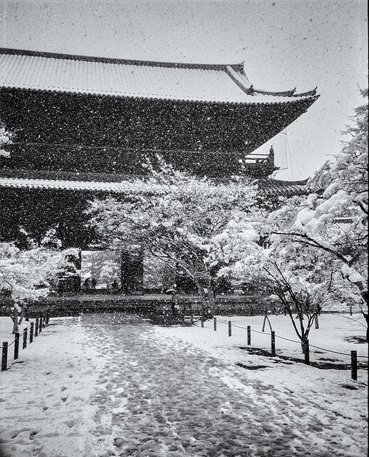 Heavy snow at Nanzen-ji