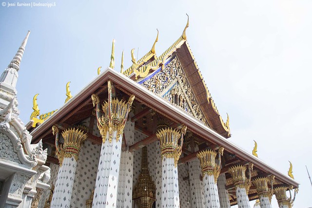 Värikäs temppelirakennus Wat Arunin temppelialueella
