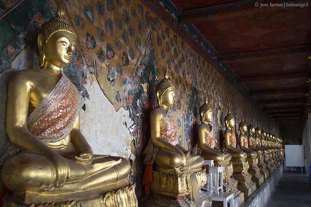 Kullattuja patsaita rivissä Wat Arunin temppelillä