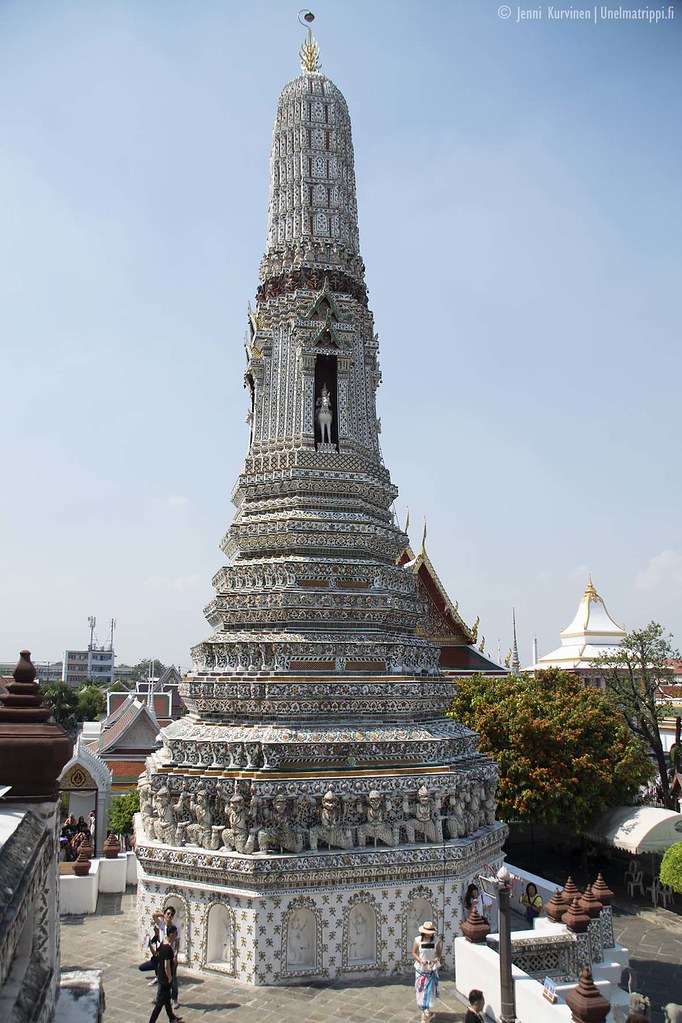 Yksi Wat Arunin temppelialueen torneista