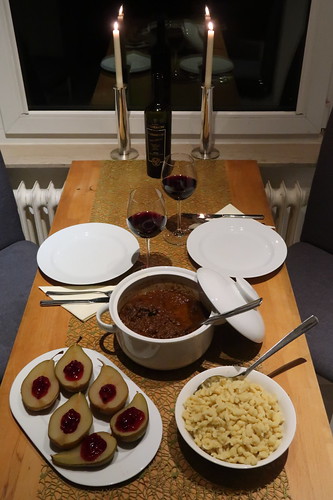 Hirschragout mit Spätzle und heißen Birnen mit Preiselbeeren (Tischbild)