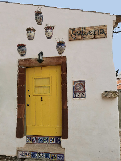 fachada con macetas de caras pintadas puerta de casa galería Silves Algarve Portugal