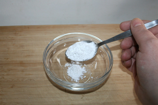 02 - Put baking powder in bowl / Backpulver in Schüssel geben