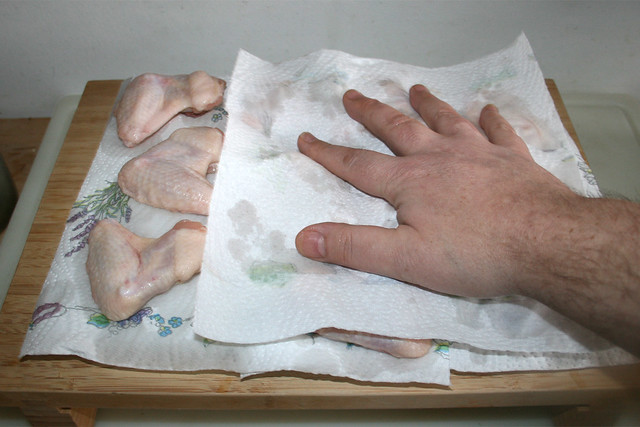 01 - Wash chicken wings & pat dry / Chicken Wings waschen & trocken tupfen