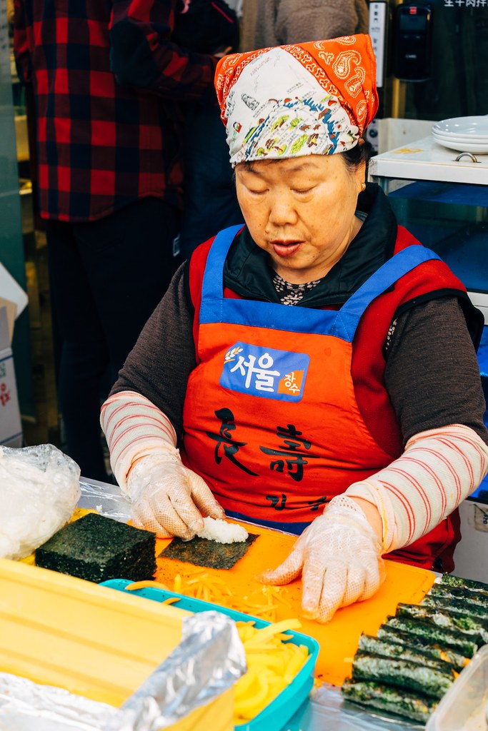 A vendor rolling chungmu kimbap. 