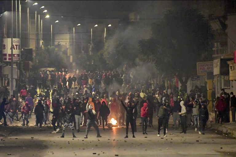 示威民眾封鎖突尼西亞首都突尼斯的街道並且焚燒輪胎。（圖片來源：Fethi Belaid/AFP）