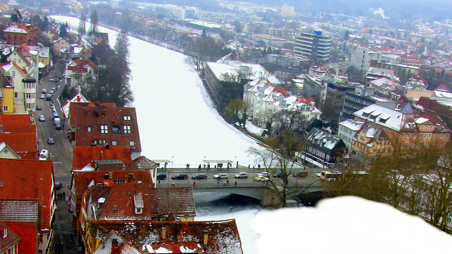 Eis und Schnee auf dem Neckar. Neckar bei Tübingen, zugefroren.