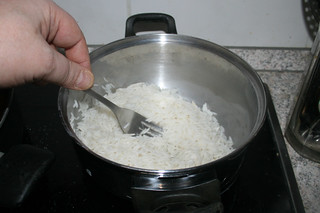 41 - Loosen rice with fork / Reis mit Gabel auflockern
