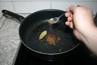 25 - Put bay leaf & cumin seeds in pan / Lorbeerblatt & Kreuzkümmel in Pfanne geben