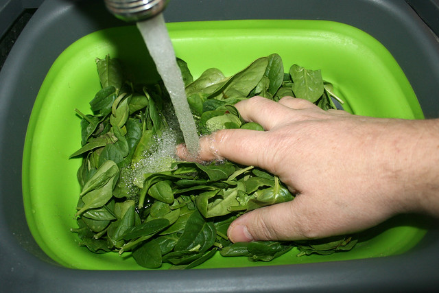 09 - Wash spinach / Spinat waschen