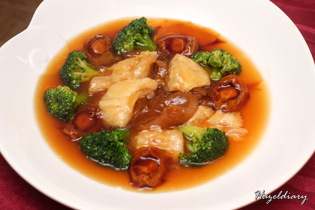 Hotel Park Royal Clark Quay-Braised Sea Cucumber, Fish Maw, Baby Abalone with Broccoli