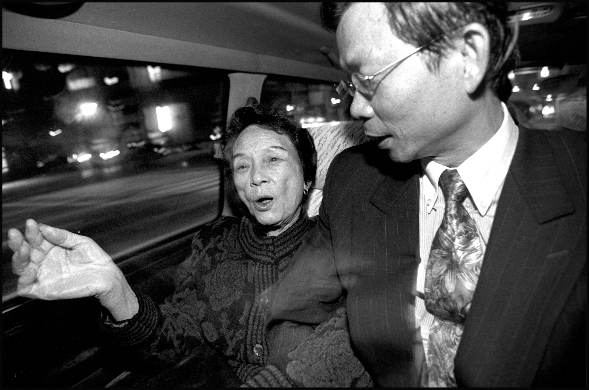 莊國明律師（右）和滿妹阿嬤參加2000年東京大審。（攝影：黃子明）