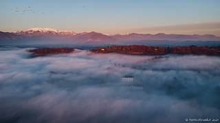 Villa Crespia e la collina di Erbusco sommersa dalla nebbia