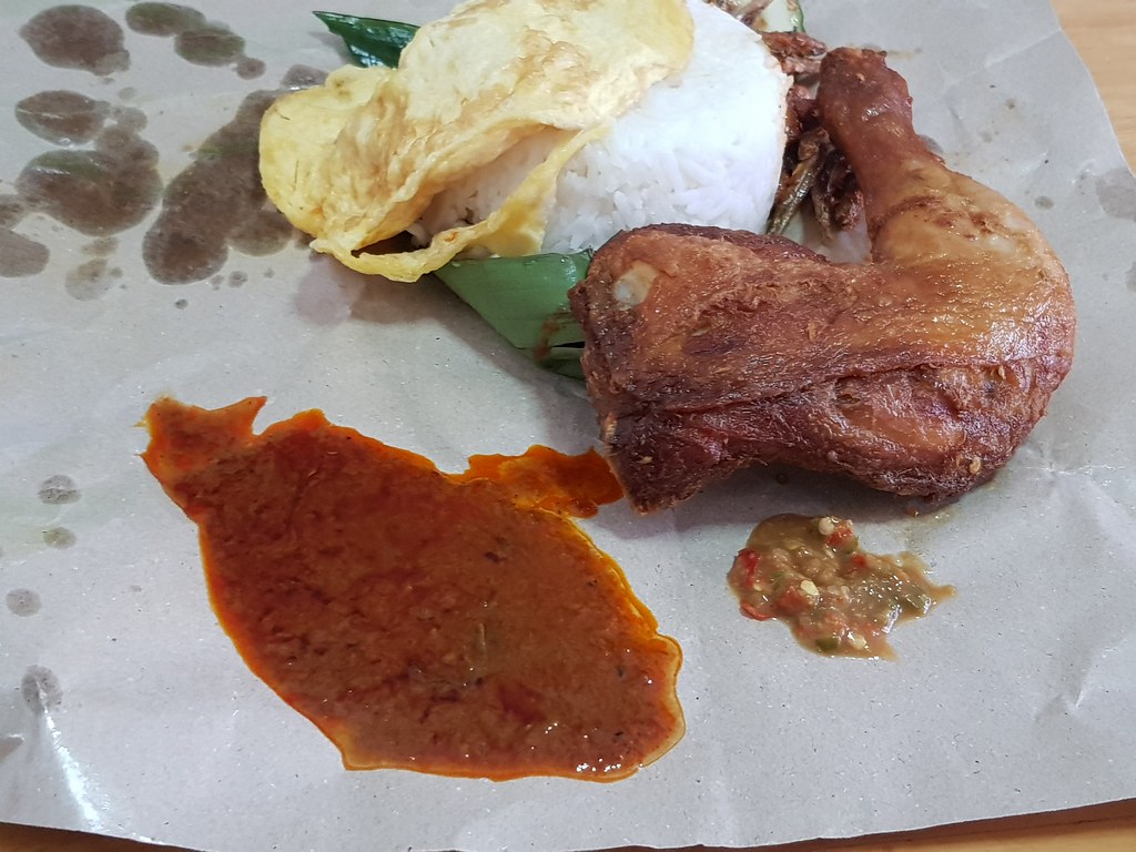 馬來蒸飯配炸雞腿 Nasi Kukus w/Fried Chicken rm$9 @ Warisan Nasi Kukus Kebun Sultan in 金華茶室 Restoran Jing Hwa USJ10