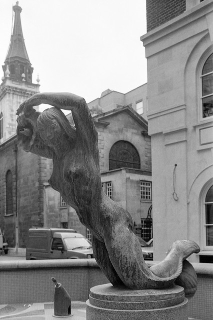 Fountain, George Yard, St Michael's Alley, City, 1989 89-3d-42