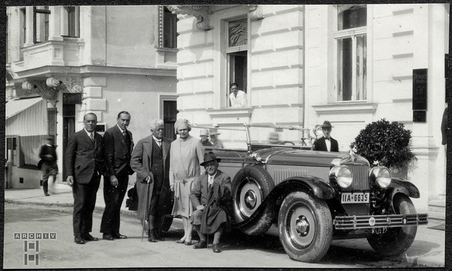 ArchivTappen2AAl2d615 Automobil vorm Prager Haus, Fotoalbum, 1900-1930er