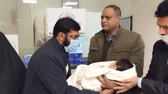 5906 Saudi hospital returns a child to Pakistani parents after 1 year 03