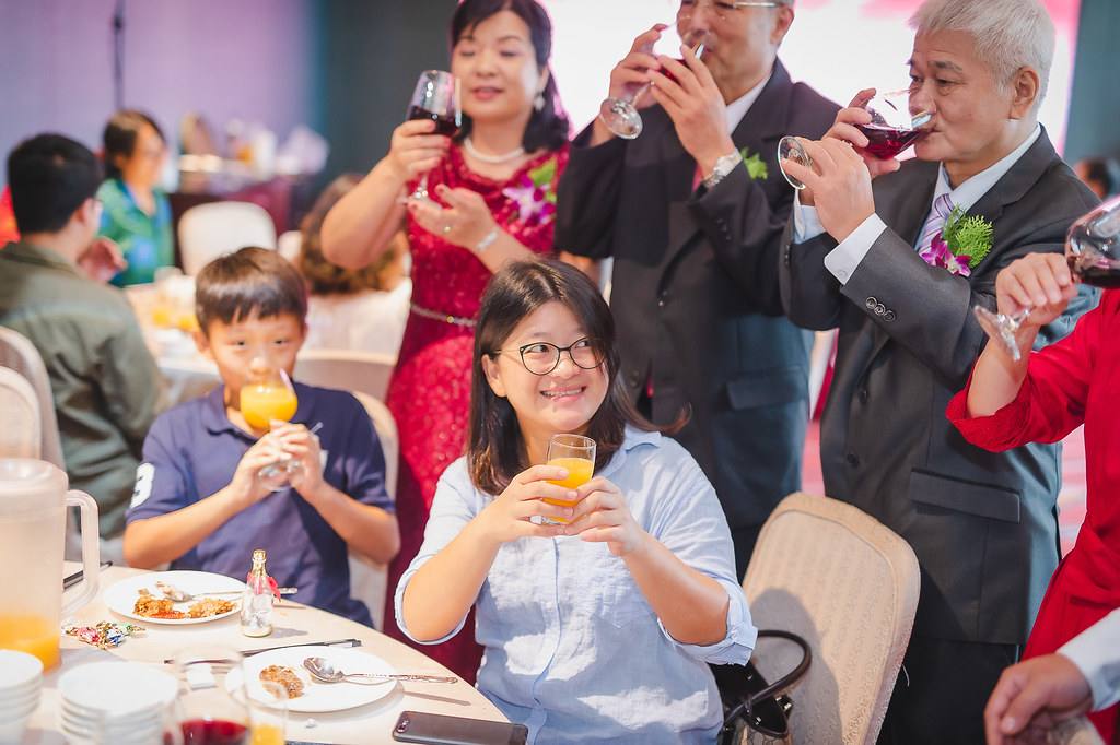 [婚禮攝影]俊騰伶芳 幸福午宴@南港雅悅-最專業的團隊完成每場完美婚禮紀錄，拍的不只好更要快! #婚攝作品