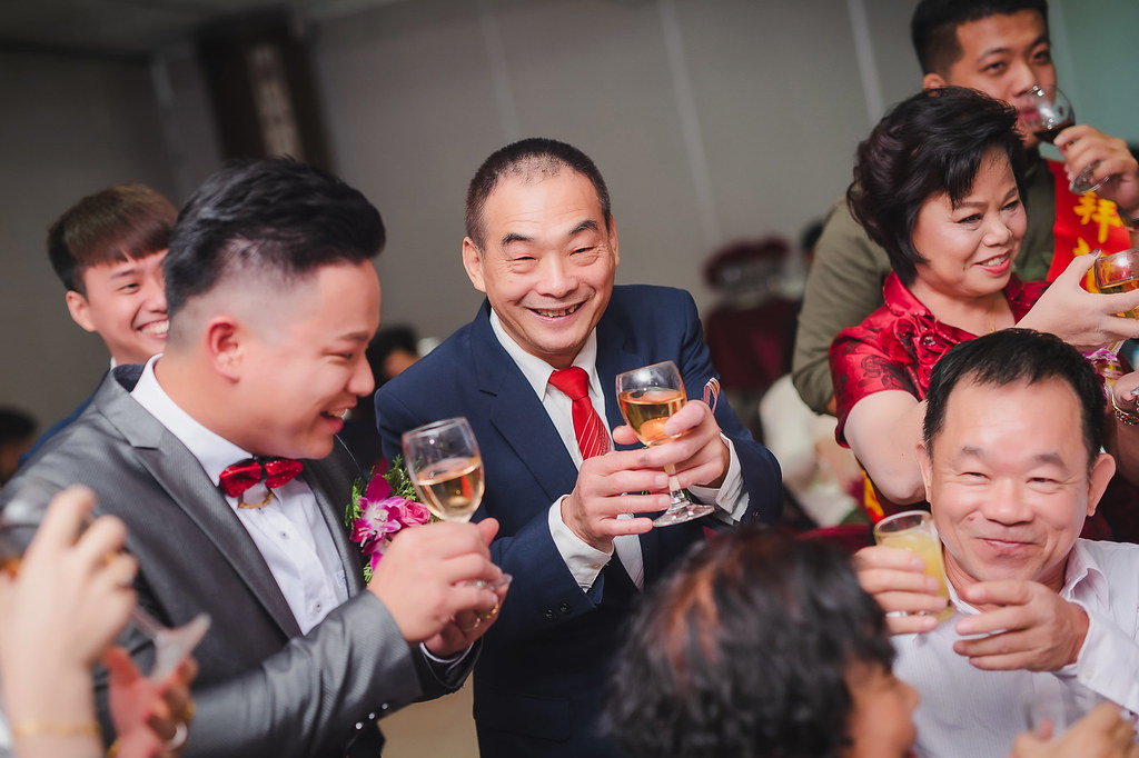 [婚禮攝影]政成芳瑩 幸福午宴@華港城-最專業的團隊完成每場完美婚禮紀錄，拍的不只好更要快! #即拍即印