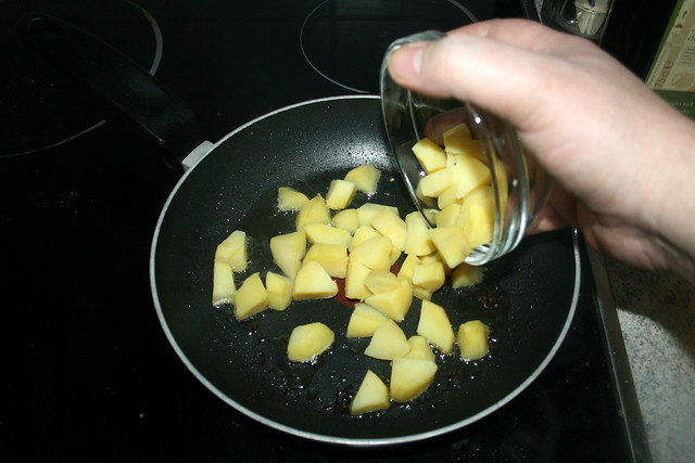 04 - Put diced potatoes in pan / Kartoffelwürfel in Pfanne geben