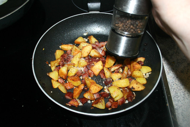 10 - Taste fried potatoes with seasonings / Bratkartoffeln mit Gewürzen abschmecken