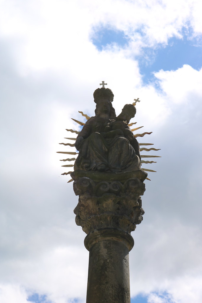 sloup se sochou Panny Marie v Lubech