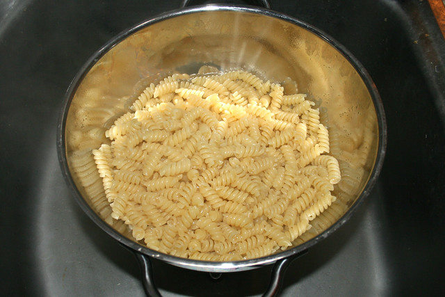 14 - Drain noodles / Nudeln abtropfen lassen