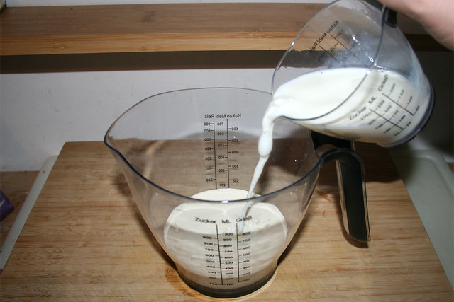 20 - Put cream & milk in jug / Sahne & Milch in Gießer geben