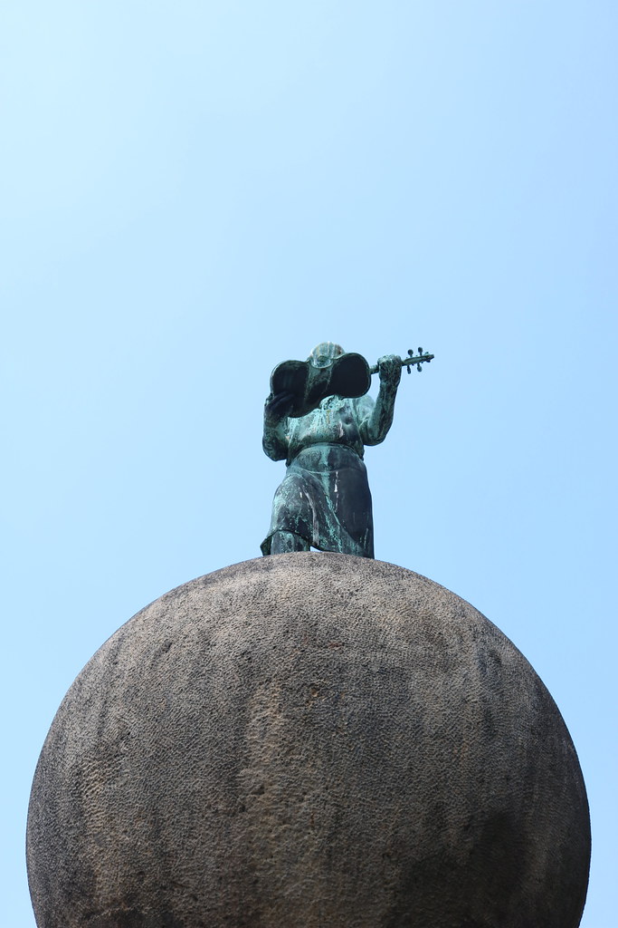 socha Houslaře v Lubech