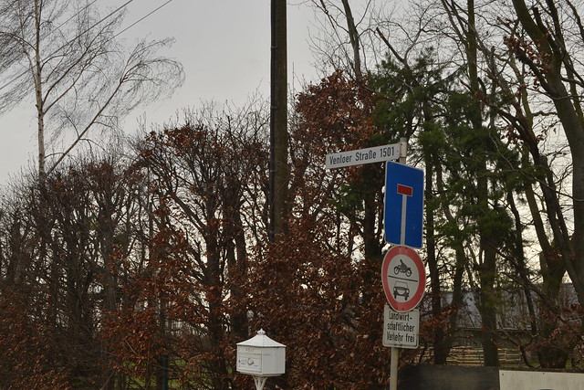 Straßenschild der Venloer Straße 1501 in Pulheim, Deutschlands höchster Hausnummer (140FJAKA_5350