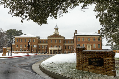 Scenes from a snow day: W&M's Alumni House