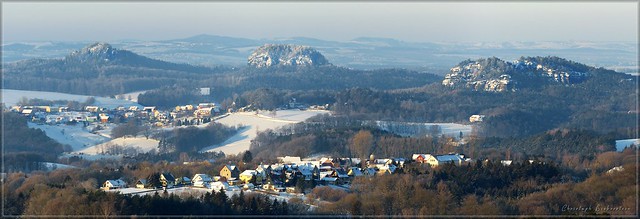 Blick von der Waitzdorfer Aussicht über Neuporschdorf und Weißig auf die Bärensteine und den Rauenstein