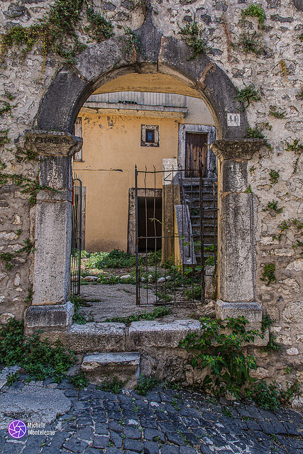 Venafro (Is) per i vicolo del vecchio borgo - Venafro (Is) for the alleys of the old village - Venafro (Is) pour les ruelles du vieux village