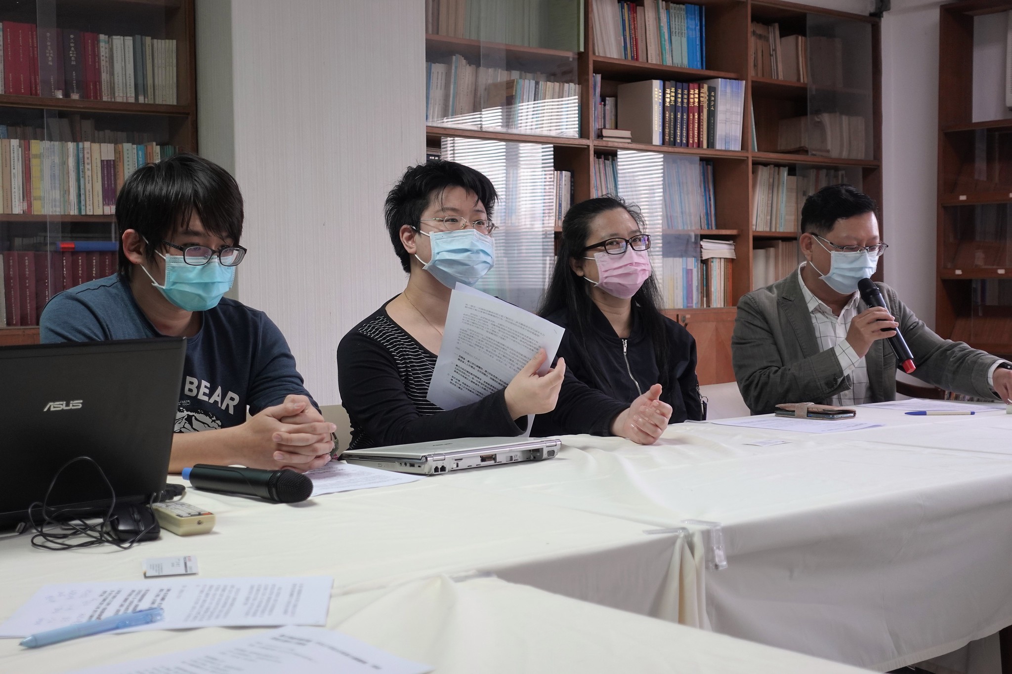 北榮清潔派遣工郭小姐（左二）和派遣工會召開記者會，控訴公司逼迫她簽自願離職。（攝影：張智琦）