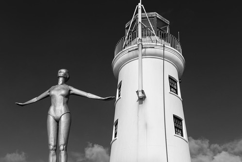 craigknowles sculpture figure diver belle art publicart statue scarborough nothyorkshire yorkshire seaside lowangleofview lowpov blackwhite blackandwhite monochrome canon lighthouse