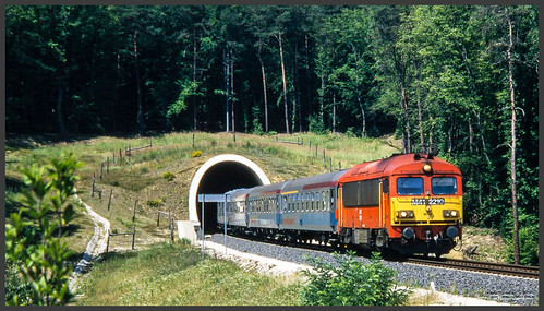 nagyrákos vas ungarn hungary magyarország rail railroadphotography vlak spoorwegen railroad railway treno trein поезд mav m41 magyarállamvasutak tunnel passenger dia