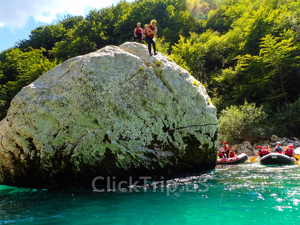 Alpi Center | Saltando de la roca Manhattan · Rafting en Eslovenia · Deportes de aventura · Actividades al aire libre | Actividades por el río Soca | Turismo de Eslovenia | Monitores saltando | ClickTrip