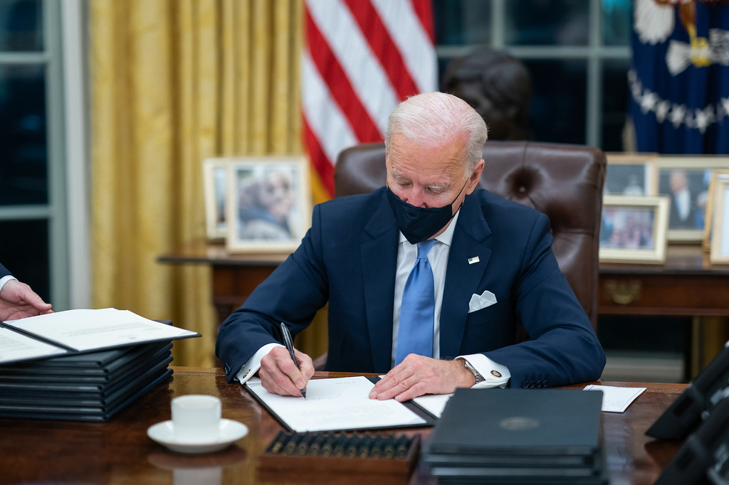P20210120AS-6164 - President Joe Biden signs one of the 17 E… - Flickr