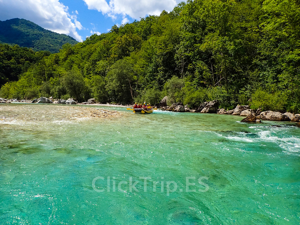 Alpi Center | Descenso en rafting en Eslovenia · Deportes de aventura · Actividades al aire libre | Actividades por el río Soca | Turismo de Eslovenia | Monitores saltando | ClickTrip