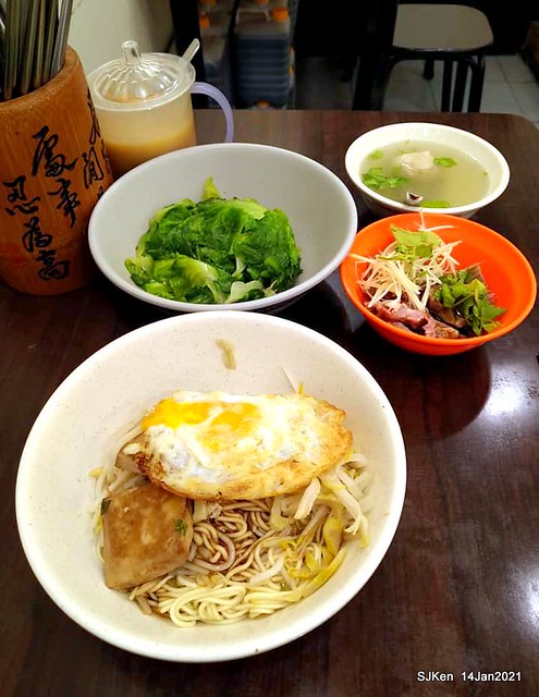 Taiwan traditional dishes 「阿伯蛋包麵」東湖店(Egg noodle)，Taipei, Taiwan, SJKen, Jan 14, 2021.