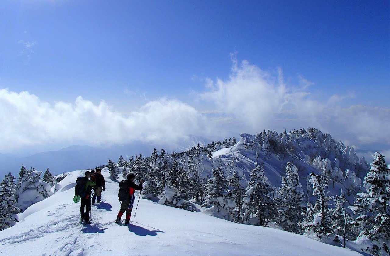 冬の四阿山　樹氷と雪の稜線