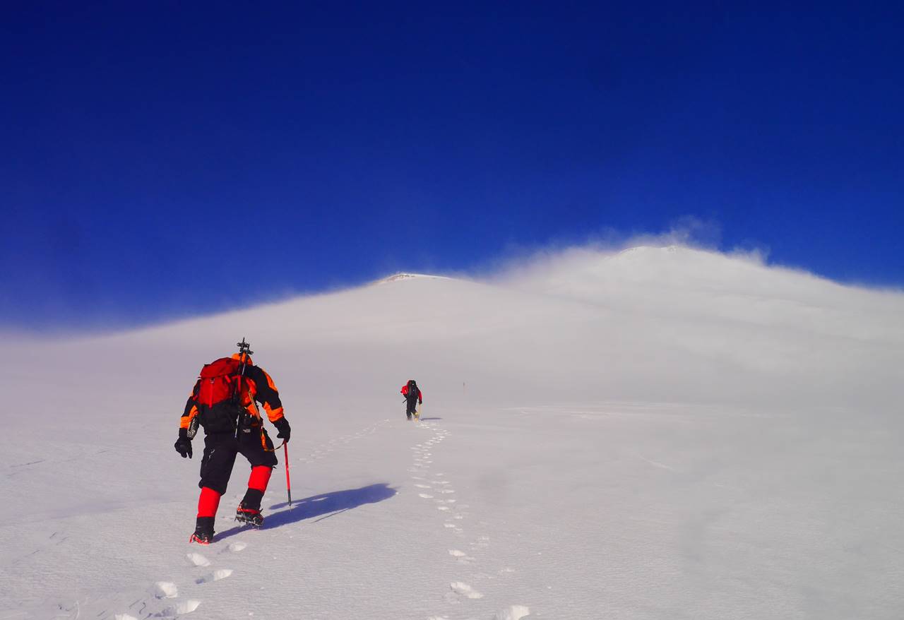 冬の宝永山　暴風の中のラッセル雪山登山
