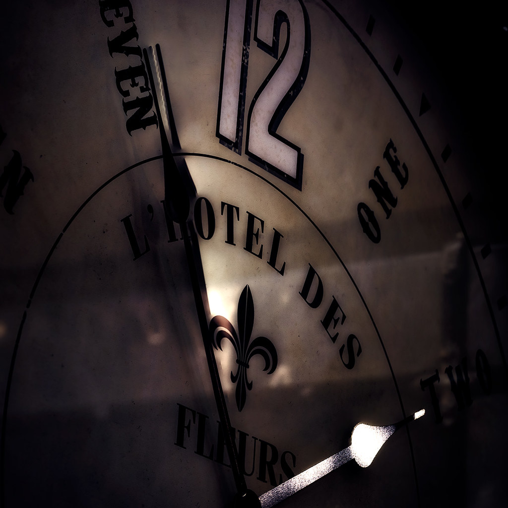 Noir Antique Clock Paris