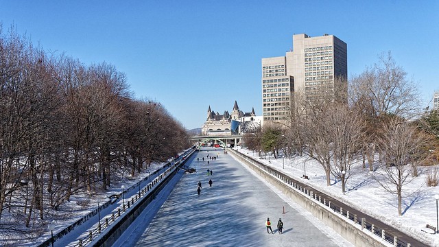 Skating on the canal / Patiner sur le canal (1)