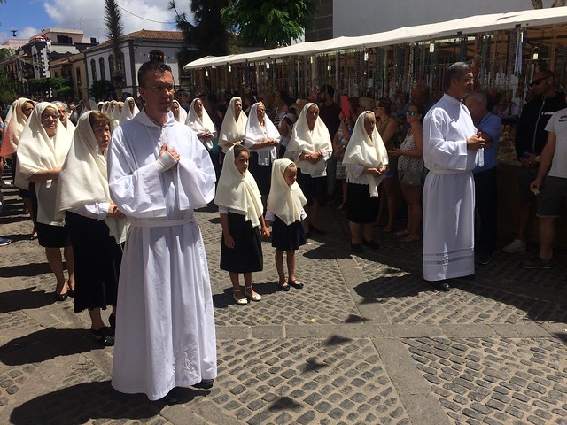 mujeres con mantilla participantes de la procesion romeria ofrenda a La Virgen del Pino de Teror Gran Canaria
