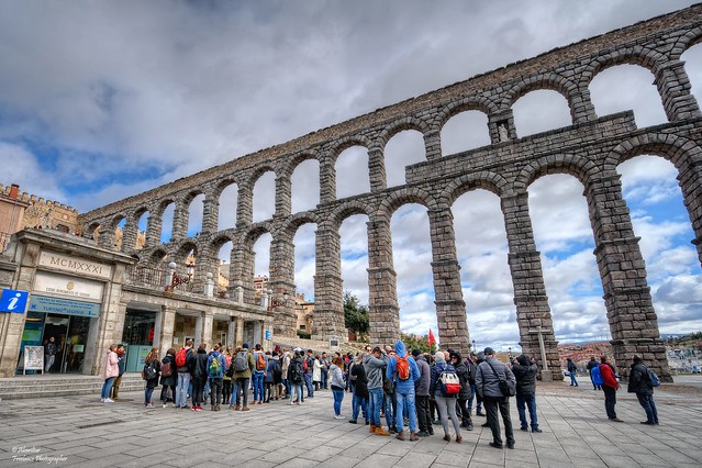 Visitor groups of Segovia and the Roman Aqueduct